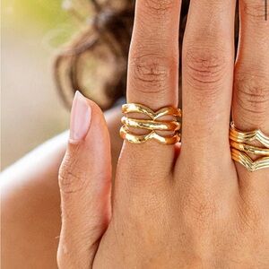 Capucine De Wulf Elegant Gold-Tone Wave Ring set